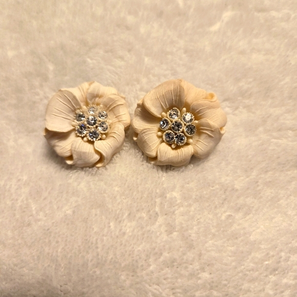 Vintage Featherweights White Flower Clip-on Earrings w/ 7 Clear Stones in Center - Picture 1 of 6